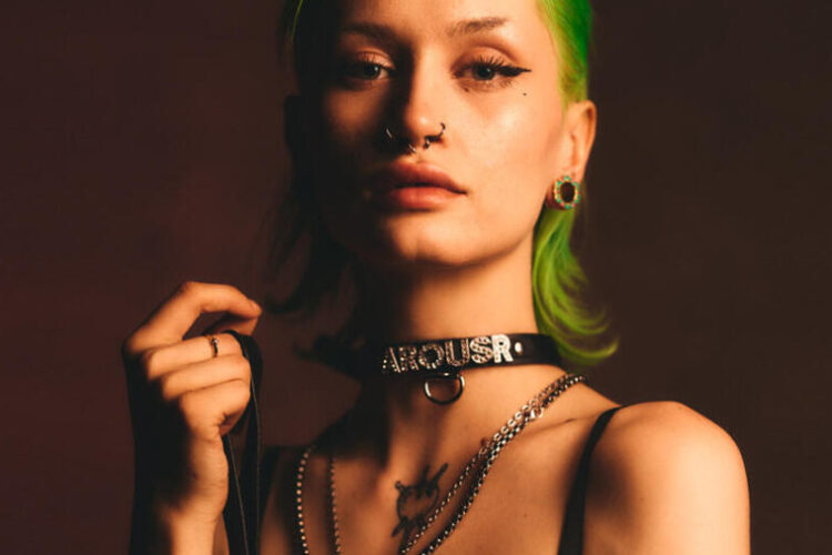 Arousr’s New Policy: Human Hosts Only in Adult Chat Rooms