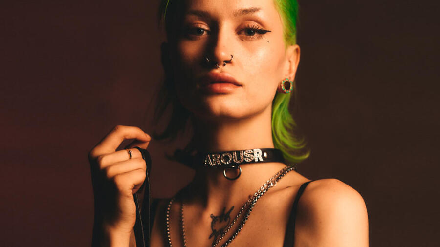 Arousr’s New Policy: Human Hosts Only in Adult Chat Rooms